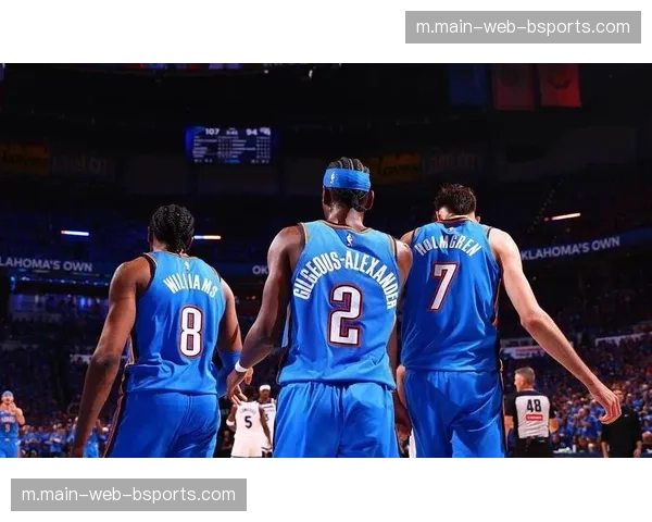 西部争冠格局呈现双雄并立 雷霆马刺形成直接竞争 西部争冠格局呈现双雄并立 雷霆马刺形成直接竞争